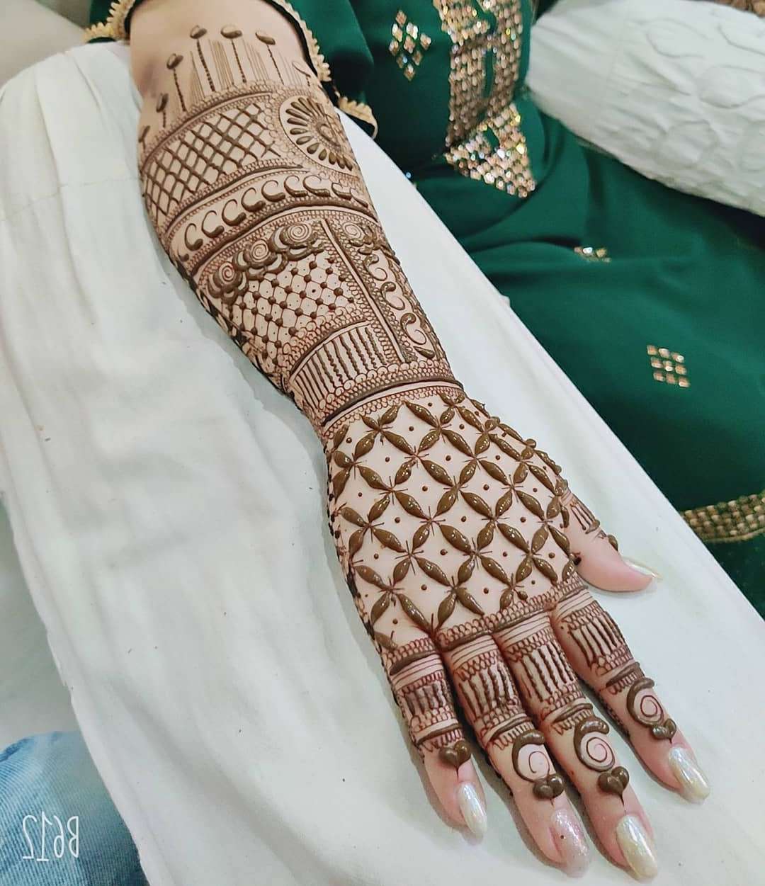 Back hand pakistani mehndi design